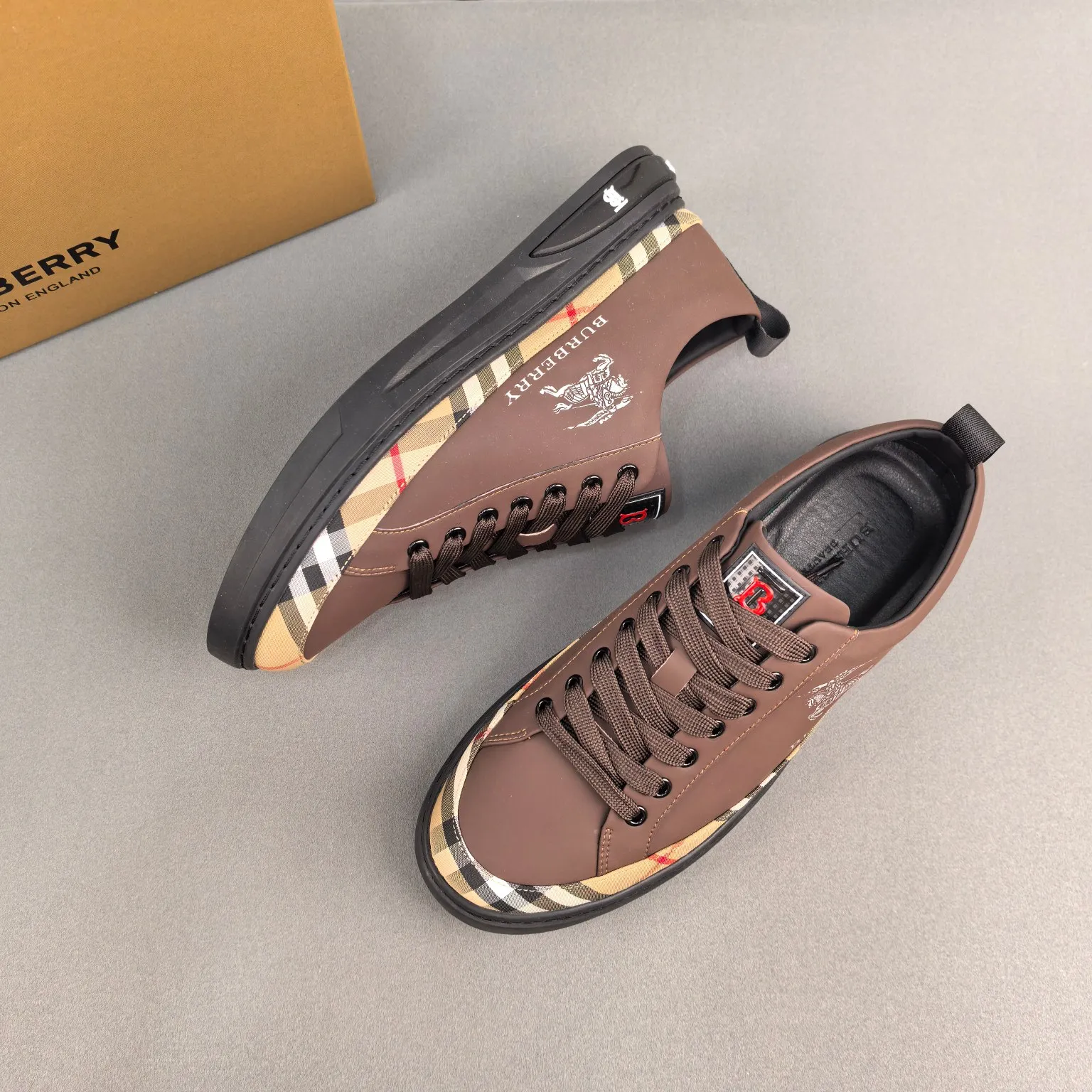 Burberry [Burberry] men's shoes 💰400💰. Fashionable sports and casual shoes, the upper is made of first-layer cowhide with plaid material, first-layer pigskin lining, and rubber outsole. Men's size 38-44.